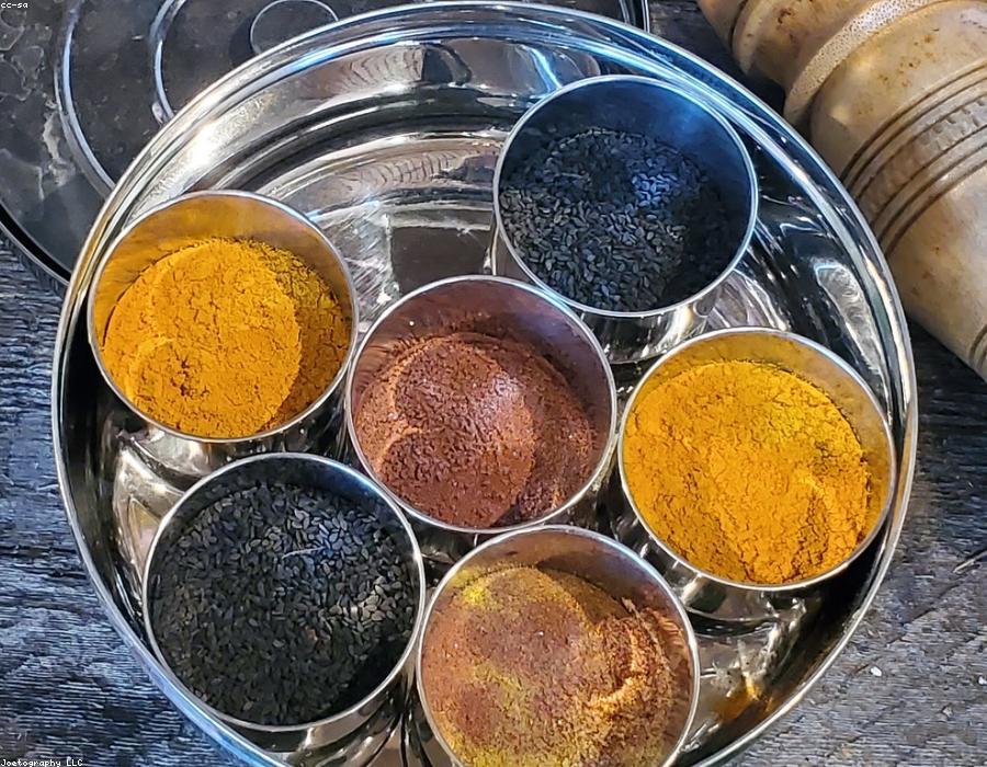 علبة بهارات محلية